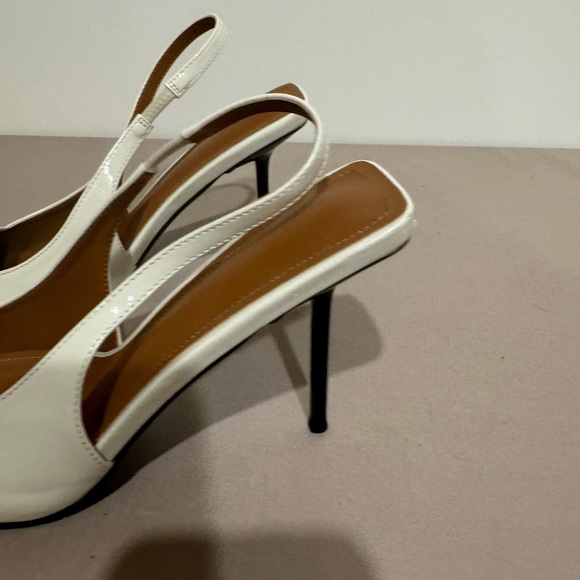 White shoes size 9 - Picture 9 of 16